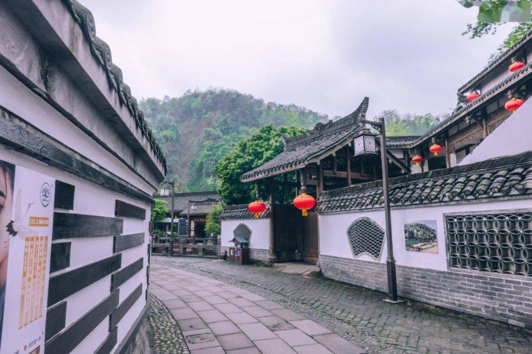 今年首场寒潮强势来袭，南方湿雪较多，压垮屋顶、树枝等风险更大